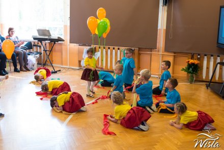 Uczniowie w czasie występów na jubileuszu